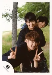 【中古】生写真(ジャニーズ) 関西ジャニーズJr./西畑大吾・大西流星・向井康二/膝上・衣装黒グレー・両手ピース・背景木/松竹8月公演「少年たち」パンフ＆グッズ撮影オフショット/公式生写真