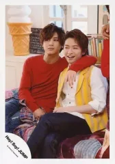 【中古】生写真(ジャニーズ) Hey! Say! JUMP/山田涼介・知念侑李/膝上・座り・衣装黄・赤・白・肩組み・足組み・目線左/Hey! Say! JUMP LIVE TOUR「smart」 パンフレット＆グッズ撮影オフショット/公式生写真