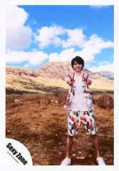 【中古】生写真(ジャニーズ) Sexy Zone/佐藤勝利/全身・衣装白・赤・緑・両手ピース・野外・「Sexy Zone」/16新春 佐藤勝利 Mr.KING ハワイオフショット/公式生写真