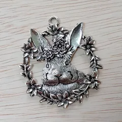 メタルチャーム★ペンダント★うさぎ★花うさぎ★アンティークシルバー〈CH0054〉