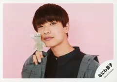 【中古】生写真(ジャニーズ) なにわ男子/高橋恭平/横型・バストアップ・衣装グレー・黒・右手指人形・左向き・口閉じ・背景ピンク/Greeting Photo ～ニューイヤーVer.～/公式生写真