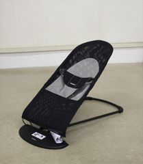 美品 ベビーシッターバランス ソフトメッシュ ブラック/グレー ベビービョルン バウンサー 快適フルメッシュ 軽量コンパクト クリーニング済み B366505t