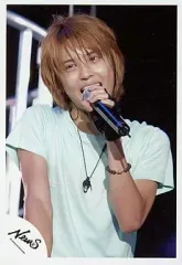 【中古】生写真(ジャニーズ) NEWS/手越祐也/上半身/シャツ薄緑色・左手マイク・目線左/公式生写真