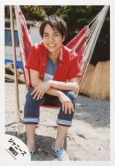 【中古】生写真(ジャニーズ) ジャニーズWEST/重岡大毅/全身・ハンモック座り・シャツ赤・インナーグレー白・両手交差・歯見せ・体正面・背景野外/『人生は素晴らしい』PV＆ジャケ写撮影/公式生写真