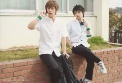 【中古】生写真(男性) 千田京平(忍足謙也)・廣野凌大(財前光)/横型・全身・制服・腰掛け・キャラクタースクールツーショット・キャラクターショット/ミュージカル『テニスの王子様』TEAM Party SHITENHOJI