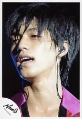 【中古】生写真(ジャニーズ) NEWS/錦戸亮/衣装ピンク・顔アップ・目線下・背景黒/公式生写真