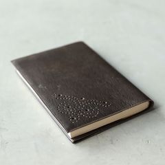 本革 ブックカバー 文庫本サイズ　飾り穴がお洒落【ダークブラウンレザー】【送料無料】濃茶　ブラウン
