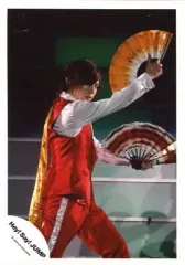 【中古】生写真(ジャニーズ) Hey! Say! JUMP/山田涼介/ライブフォト・膝上・ベスト赤・両手扇子・体右向き/公式生写真