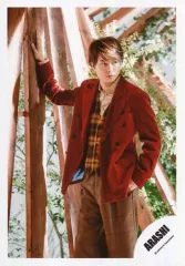 【中古】生写真(ジャニーズ) 嵐/櫻井翔/膝上・衣装赤・右手柱・左手ポケット・顔右向き/シングル「君のうた」MV＆ジャケ写撮影オフショット/公式生写真