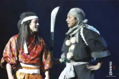 【中古】生写真(ジャニーズ) ジャニーズ/滝沢秀明・藤ヶ谷太輔/上半身・衣装橙色・衣装グレー・顔見合わせ・藤ヶ谷右手小道具・背景黒・2Lサイズ/滝沢演舞城2008