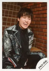 【中古】生写真(ジャニーズ) 関西ジャニーズJr./古謝那伊留/膝上・座り・衣装黒・銀・右向き・笑顔・背景レンガ/「関ジュ 夢の関西アイランド 2020 in 京セラドーム大阪 ～遊びにおいでや!満足 100%～」グッズオフショット/公式生写真