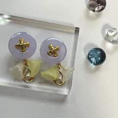 ハンドメイド アクセサリー ピアス イヤリング 小花 × ボタン ゴールド ピアスのサムネイル