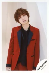 【中古】生写真(ジャニーズ) Hey! Say! JUMP/伊野尾慧/膝上・衣装赤・黒・両手下・首傾げ・背景白/DVDシングル「愛だけがすべて -What do you want?-」MV＆ジャケ写オフショット/公式生写真