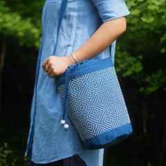 SGYP173 藍染め植物染め 刺し子巾着バケツバッグ 天然石飾り付き 斜め掛け ショルダーバッグ 巾着バッグ  ハンドメイド / 小さな工房 / 天然素材 / オリジナルデザイン / 小ロット生産 / ナチュラル / 民藝風 / 玉石チャーム / 職人手仕事