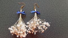 ハンドメイドアクセサリー　かすみ草ブーケピアス　青のリボン　ぶら下がりタイプ