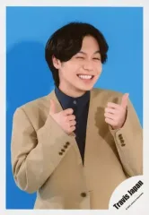 【中古】生写真(ジャニーズ) Travis Japan/松田元太/上半身・衣装ベージュ.黒・両手親指立て・背景青/「Travis Japan LIVE TOUR 2020 ENTER 1234567」グッズオフショット/公式生写真