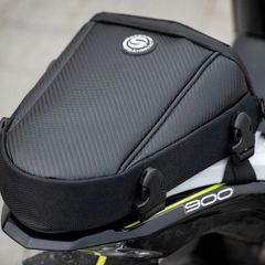 リアシートバッグ オートバイ用 大容量仕様 多機能 ポリエステル素材 取り外し可能カバー付き 調節可能ストラップ装備 乗り物対応 バッグ固定簡単 旅行対応設計 耐久性向上 軽量構造 スリークデザイン 安定収納 バイクアクセサリー 長距離走行サポート