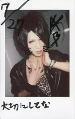 【中古】生写真(男性) ☆WeiβCoRE/アキラ/直筆サイン.メッセージ入り・バストアップ・衣装黒・豹柄・左手顔/生チェキ