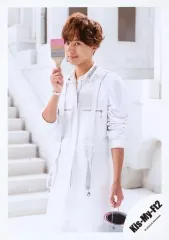 【中古】生写真(ジャニーズ) Kis-My-Ft2/藤ケ谷太輔/膝上・衣装白・左手ペンキ・右手ハケ・左向き・カメラ目線・背景白/シングル「君、僕。」MV＆ジャケ写オフショット/公式生写真 