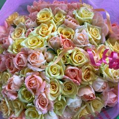 ＊赤バラの花束＊　30㎝ ✖️100本　ラッピング込　還暦・プロポーズ・誕生日など 赤とピンクの花束＊ 30㎝ ✖️100本 ラッピング込み 還暦