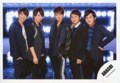 【中古】生写真(ジャニーズ) 嵐/集合(5人)/横型・膝上・衣装黒青・センター松本・相葉左手櫻井の肩・二宮右手大野の肩・背景ライト青/「復活LOVE」PV＆ジャケ写撮影オフショット/公式生写真