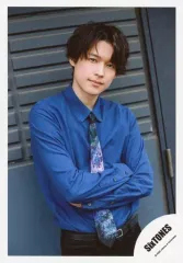 【中古】生写真(ジャニーズ) SixTONES/松村北斗/膝上・衣装青・ネクタイ・腕組み・顔傾げ/シングル「NAVIGATOR」MV＆ジャケ写オフショット/公式生写真