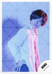 【中古】生写真(ジャニーズ) NEWS/加藤シゲアキ/上半身・衣装白・体右向き・右手腰・目線左・照明青/「NEWS LIVE TOUR 2019WORLDISTA」グッズオフショット/公式生写真