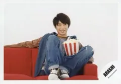 【中古】生写真(ジャニーズ) 嵐/相葉雅紀/横型・全身・赤ソファに座り・衣装青.茶・左手ポップコーン/公式生写真