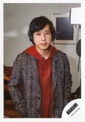 【中古】生写真(ジャニーズ) 嵐/二宮和也/上半身・衣装グレー赤・ヘッドホンつける・両手ポケット・体正面/シングル「君のうた」MV＆ジャケ写撮影オフショット/公式生写真