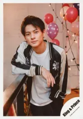 【中古】生写真(ジャニーズ) King ＆ Prince/平野紫耀/膝上・衣装黒.白・右腕手すり・左手下・風船/アルバム「L＆」MV＆ジャケ写オフショット/公式生写真