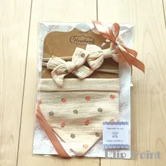 【新品未使用】ベビー　リボンヘアバンド　スタイ　3点セット　イチゴ柄オフホワイト　簡易ラッピング付き