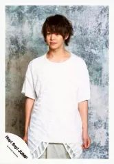 【中古】生写真(ジャニーズ) Hey! Say! JUMP/有岡大貴/膝上・衣装白・両手下・背景グレー/アルバム「DEAR.」ジャケ写撮影オフショット/公式生写真