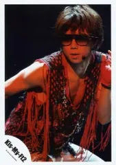 【中古】生写真(ジャニーズ) Kis-My-Ft2/北山宏光/ライブフォト・上半身・衣装赤黒・サングラス・背景黒・ライト赤/公式生写真