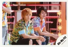 【中古】生写真(ジャニーズ) Kis-My-Ft2/千賀健永・横尾渉/横型・膝上・座り・衣装緑・青・白・紫・オレンジ・右向き・両手重ね/「Sha la la☆Summer Time」PV＆ジャケ写撮影/公式生写真