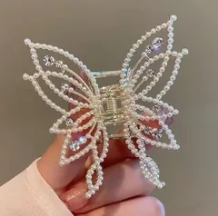 パール ヘアクリップ 蝶 バタフライ キラキラ ビジュー ヘアアクセ レディース 結婚式 卒業式 入学式 お呼ばれ パーティー 髪飾り まとめ髪 上品 可愛い 韓国アクセ サイド クリップ 大人可愛い セレモニー 可憐
