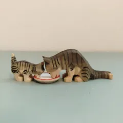 ミルクを飲むシマねこ親子　ドイツ木工芸品　エミール・ヘルビッヒ工房　ドイツ雑貨　手彫り　彫刻　木彫り　木のインテリア