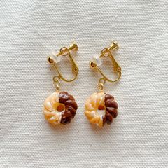 ☆さとう(プロフ必読)処分値下げ中　様専用　※ピアスに変更☆　ミニチュア　フレンチクルーラー　イヤリング　金属アレルギー対応