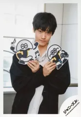 【中古】生写真(ジャニーズ) Aぇ! group/佐野晶哉/上半身・衣装白・黒・両手交差・ロゴ持ち・口閉じ・窓/JOHNNYS’ ISLAND STORE オフショット/公式生写真