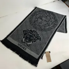 VERSACE　ヴェルサーチ　ウール混マフラー　黒×白　総柄 VERSACE(ヴェルサーチェ) マフラー(メンズ) - 海外通販のBUYMA