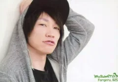 【中古】生写真(男性) 025 ： むすめん。/フォーゲル/舞台「INNOCENT BOYS」衣装・ロゴ「musumen。」/公式生写真