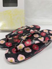«花ラブリ»　LZ813BK  新品　レディース　女性用　草履　ぞうり　椿　日本製　黒　ブラック系　赤　レッド　ピンク　ビニール系生地　和装　和風　和柄　小紋や紬むけ　カジュアル