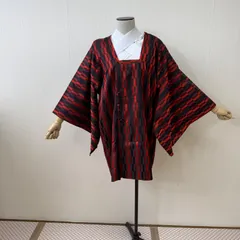 道行　着物　羽織　和装コート　矢羽根　赤　黒　リサイクル着物　c-668