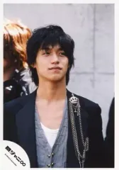 【中古】生写真(ジャニーズ) 関ジャニ∞/錦戸亮/バストアップ・ジャケット黒・ベストグレー・インナー白・目線右・背景白/公式生写真