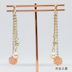 NO.26　【ノンホールピアス】シェルピンクのビーズボールとシルキーパールのフリンジ