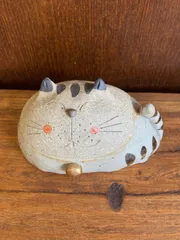 【新品・未使用】猫の置物J - 愛らしい表情で癒しのインテリアに - 手作り陶器 土もの 猫好き必見 ハンドメイド　日本製 猫　ねこ　ネコ　置物　インテリア