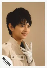 【中古】生写真(ジャニーズ) Sexy Zone/佐藤勝利/バストアップ・ジャケット白・手袋・左手胸元・体右向き・背景ベージュ/公式生写真