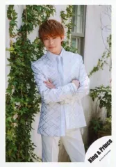 【中古】生写真(ジャニーズ) King ＆ Prince/岸優太/膝上・衣装白・腕組み/「King ＆ Prince First Concert Tour 2018」グッズオフショット/公式生写真