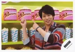 【中古】生写真(ジャニーズ) 嵐/櫻井翔/横型・バストアップ・衣装グレー赤・両手指立て・ポップコーン・背景黄緑/公式生写真