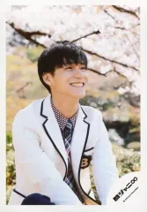 【中古】生写真(ジャニーズ) 関ジャニ∞/錦戸亮/バストアップ・座り・衣装白・体やや右向き/「青春のすべて」MV撮影オフショット/公式生写真