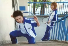 【中古】生写真(男性) 石渡真修(桃城武)・矢田悠祐(不二周助)/横型・全身・衣装青・白・ユニフォーム・階段・キャラクターショット/ミュージカルテニスの王子様2ndシーズン 「全国大会 青学vs氷帝」チームセット青学 購入特典